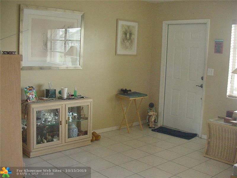 6895 NW 11 Ct