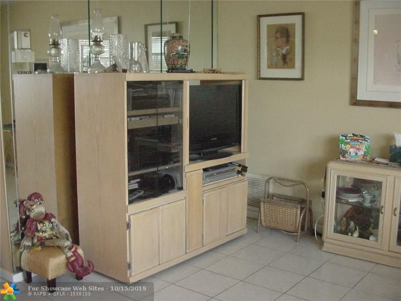 6895 NW 11 Ct