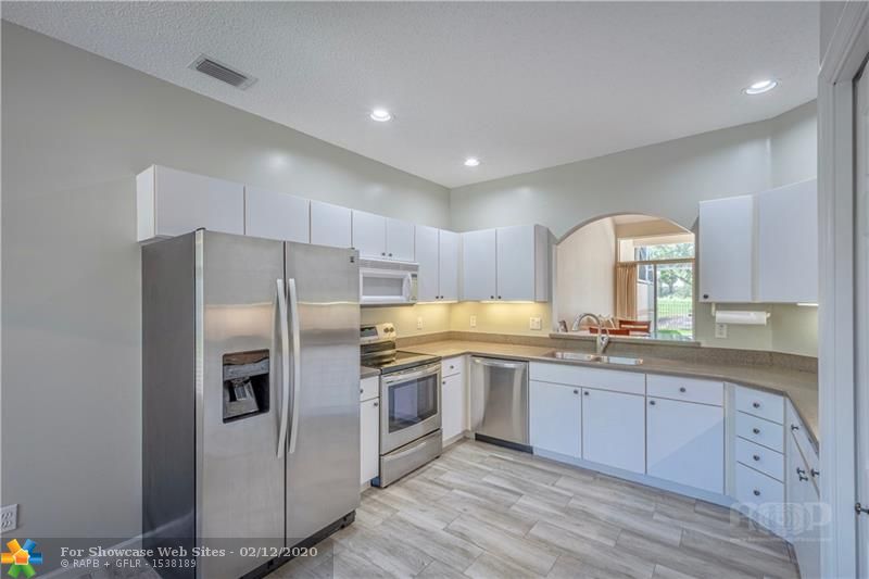 676 W Palm Aire Dr