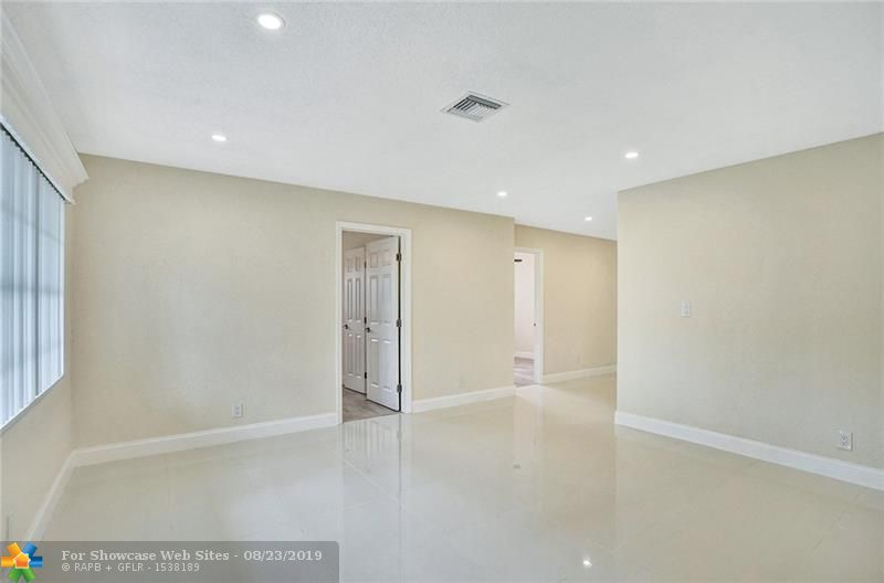 211 NE 25th Ct