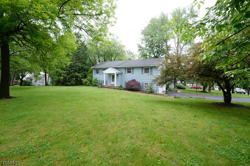 9 Lord Stirling Dr