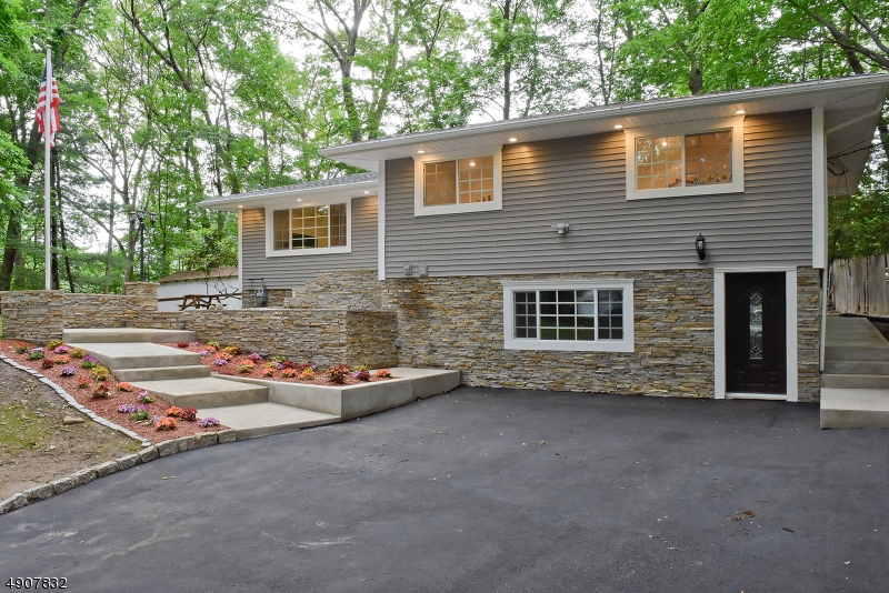 22 Tarn Dr